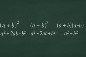 高校数学の展開公式 (a+b)²＝a²+2ab+b²、(a−b)²＝a²−2ab+b²、(a+b)(a−b)=a²−b² を黒板にチョークで書いた教育イラスト。公式の全体像をひと目で整理できる構図。
