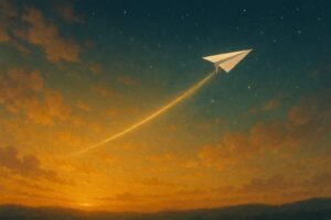 夕焼けから星空へ変わる空を背景に、紙飛行機が光の軌跡を残して舞い上がっている。丘のシルエットが下方にぼんやりと見える。