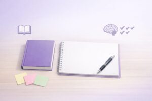 読み返しより想起練習が強いことを象徴する学習机とメモのビジュアル